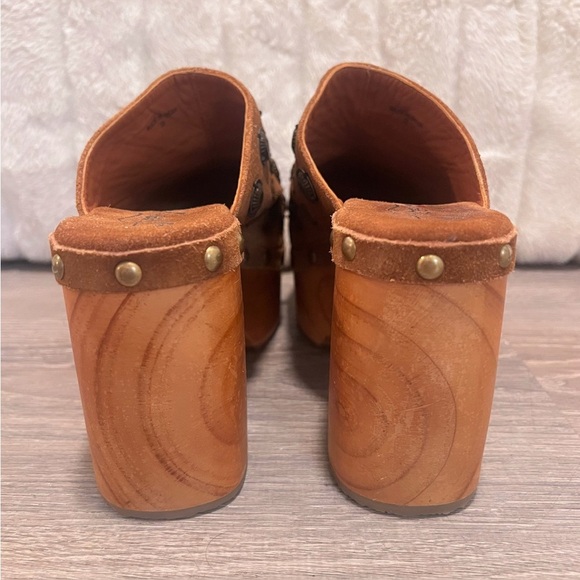 FREE PEOPLE Brown Suede Metal Embellished Slip On Heeled Claudia Clogs Size 8 - Picture 6 of 15